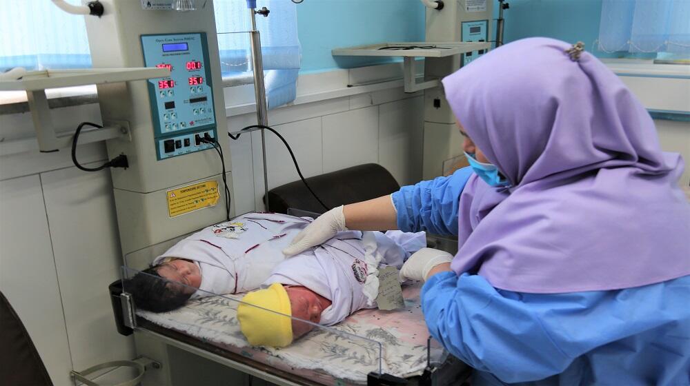 A midwife at Kabul's Malalai Maternity Hospital attends to a newborn. © UNFPA Afghanistan/Zaeem Abdul Rahman